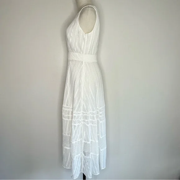 Elegant White Sleeveless Dress - Picture 4 of 6